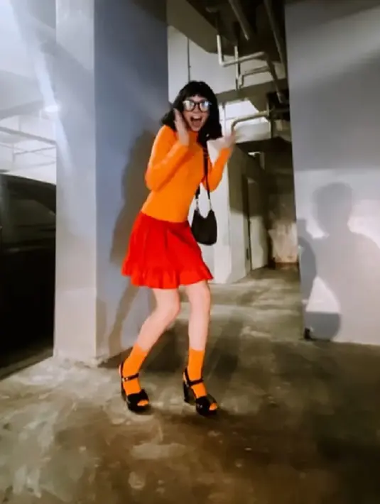Tampaknya Yuki Kato memang tak pernah setengah-setengah dalam hal penampilannya, termasuk saat cosplay. Salah satunya adalah ketika menjadi karakter Velma Dinkley dari serial Scooby Doo ini. Bukankah menarik melihat mengenakan outfit serba oranye hingga wig bob yang sangat mirip dengan Velma ini? [Foto: Instagram/yukikt]