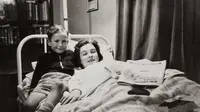 Ilustrasi kenangan bersama Ibu. (Photo by Suzy Hazelwood: https://www.pexels.com/photo/grayscale-photo-of-a-boy-sitting-beside-his-mother-lying-on-a-hospital-bed-5221698/)