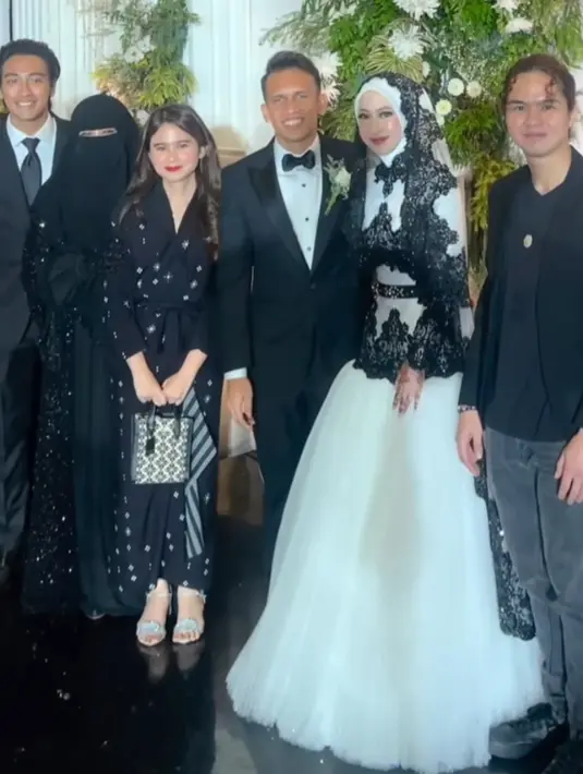 Tissa Biani hadir dengan kebaya hitam dan kain batik serasi dengan kekasihnya Dul yang berjas hitam. [@tissabiani]