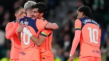 Pemain Barcelona Ferran Torres (tengah) dan Dani Olmo merayakan gol pada laga La Liga/Liga Spanyol antara Elche vs Barcelona di Elche, Spanyol, Sabtu, 31 Januari 2026. (AP Photo/Jose Breton)