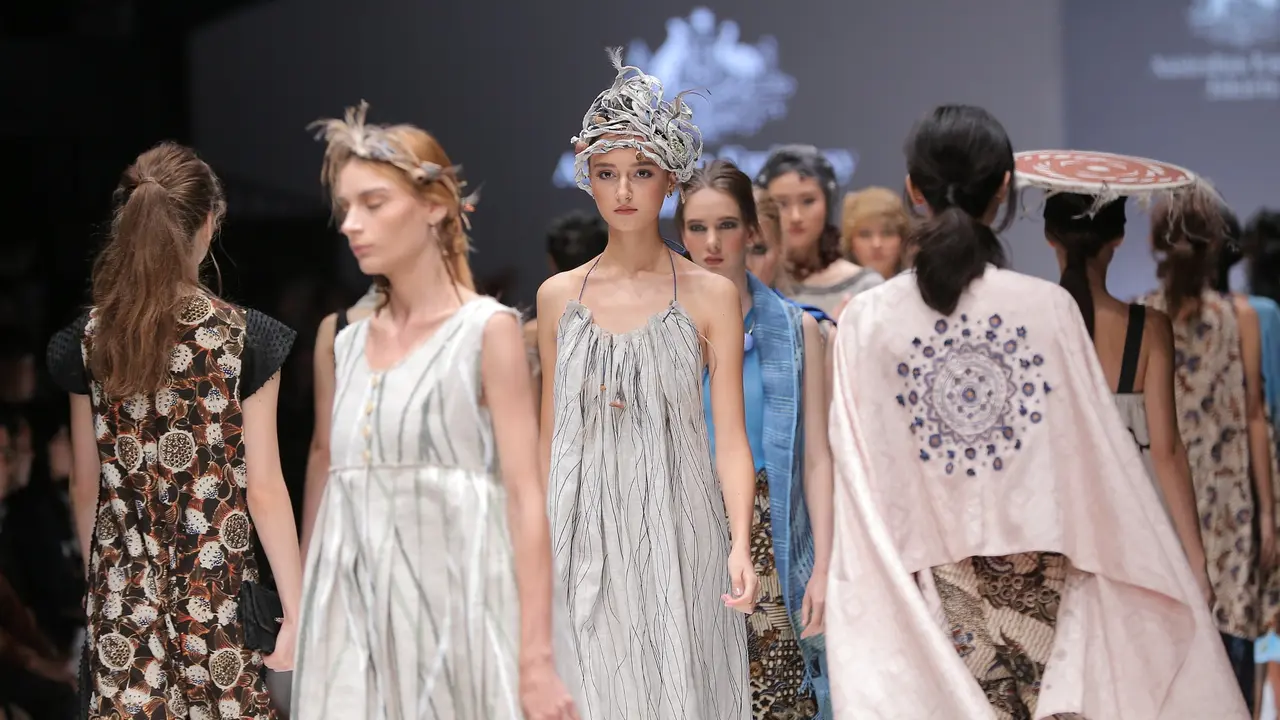 Sinergi antara budaya Indonesia dan Australia turut hadir di Jakarta Fashion Week 2019.