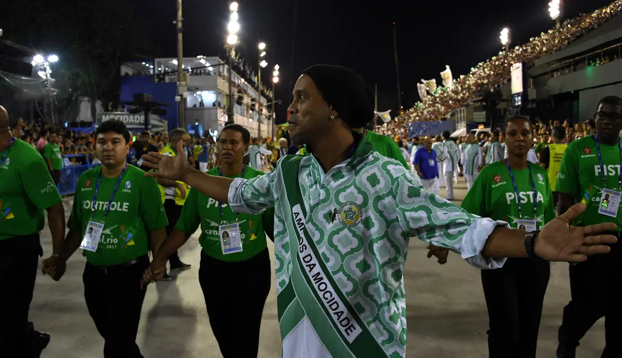 Ronaldinho Gaucho saat tampil pada malam kedua Karnaval Samba di Sambadrome, Rio de Janeiro, Brasil (28/2). Karnaval Samba dimeriahkan oleh hampir seluruh sekolah samba di Brasil. (AFP Photo / Vanderlei Almeida)