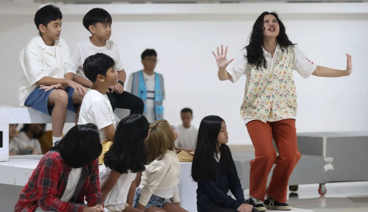 Pelakon musikal Perahu Kertas berakting pada sesi latihan di Ciputra Artpreneur, Jakarta, Kamis (15/1/2026). Jelang pementasan Musikal Perahu Kertas, yang diadaptasi dari novel populer karya Dee Lestari, para pemain dan tim kreatif Musikal Perahu Kertas menjalani latihan intensif. (KapanLagi.com/Budy Santoso)