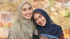 Sama-sama terjun di dunia entertainment, Oki Setiana Dewi kerap memberikan dukungan untuk Ria Ricis. Keduanya juga kerap mengunggah momen bersama di media sosial masing-masing. (Liputan6.com/IG/@okisetianadewi)