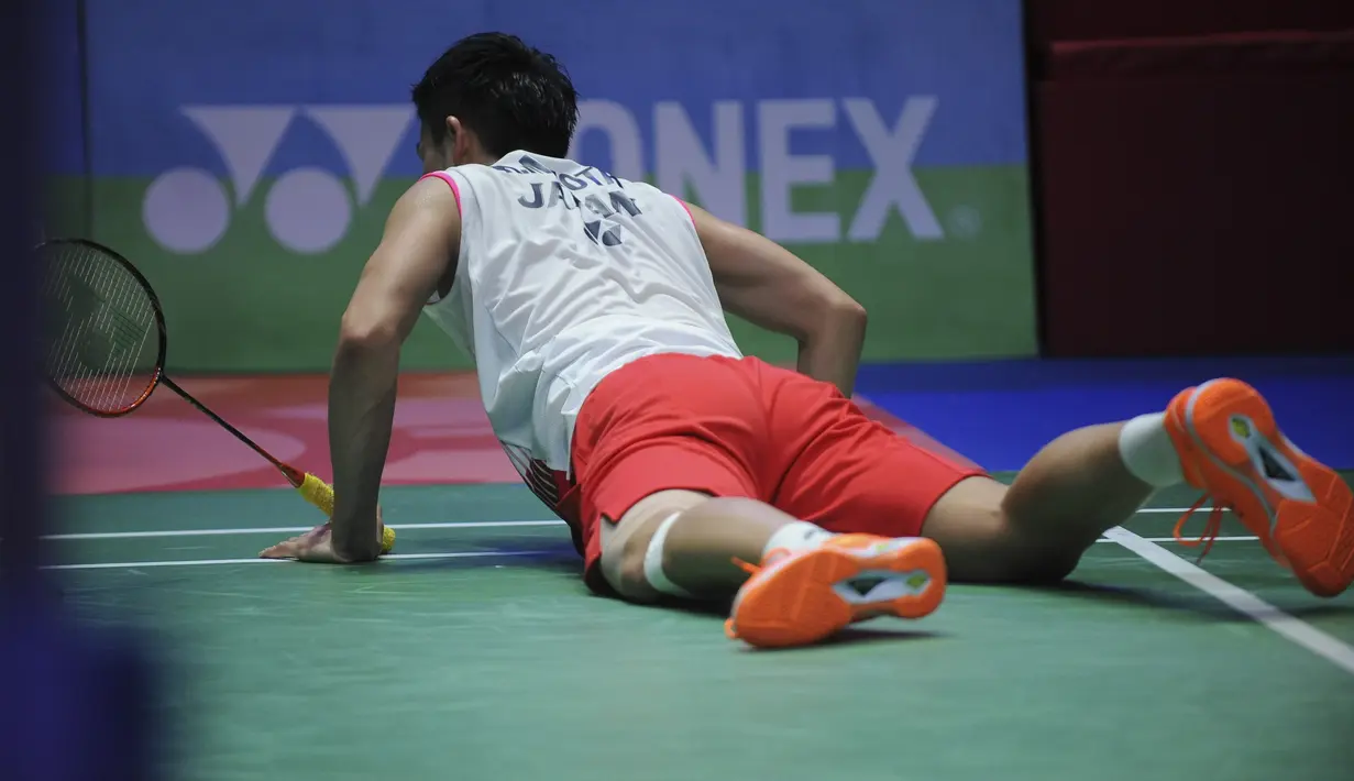 1. Kento Momota - Pengorbanan dilakukan tunggal nomor satu dunia tersebut saat melawan Viktor Axelsen di final All England 2019. (AP Newsroom)