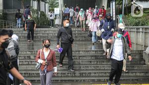 Masyarakat berjalan di terowongan Kendal, Jakarta Selatan, Jumat (30/12/2022). Pencabutan itu berdasarkan data-data kasus COVID-19 di Indonesia yang sudah menunjukkan penurunan baik kasus aktif maupun kematian di bawah standar WHO. (Liputan6.com/Faizal Fanani)