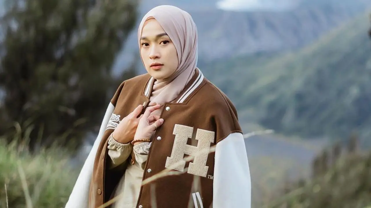 9 Potret Gaya Kompak Ririe Fairus dan Dua Anaknya Saat Liburan ke Bromo