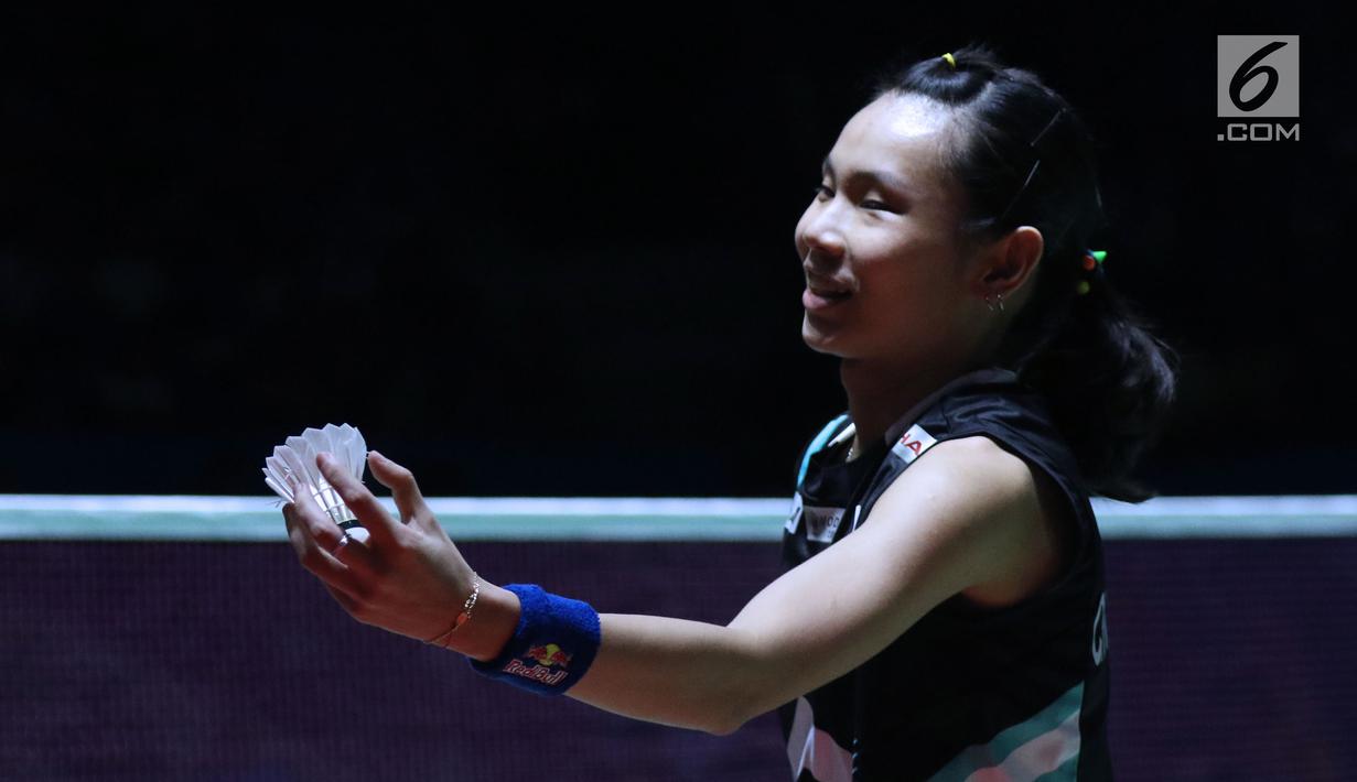 Tunggal putra China Taipei, Tai Tzu Ying tersenyum saat melawan pebulu tangkis Skotlandia, Kirsty Gilmour pada 8 besar Indonesia Open 2018 di Istora GBK, Jakarta, Jumat (6/7). Tai Tzu Ying menang 21-16, 21-11. (Liputan6.com/Helmi Fithriansyah)