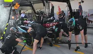 Para mekanik melakukan latihan pit stop dengan mobil pembalap Mercedes asal Inggris, Lewis Hamilton di Shanghai pada 18 April 2024. (Pedro PARDO/AFP)
