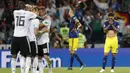 Para pemain Jerman merayakan kemenangan atas Swedia pada laga grup F Piala Dunia di Stadion Fisht, Sochi, Sabtu (23/6/2018). Jerman menang 2-1 atas Swedia. (AP/Rebecca Blackwell)