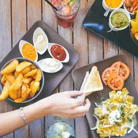 Seberapa besar pun kamu menyukainya, kamu akan mencoba untuk menahannya karena takut terlihat rakus atau takut gemuk. (Foto: qzprod.files.wordpress.com)