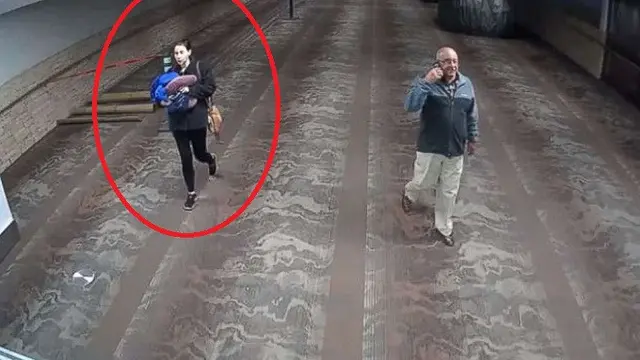 Dalam video, terlihat pelaku sedang membawa sesuatu (diduga bayi) yang terbungkus selimut (Tucson Airport Authority)