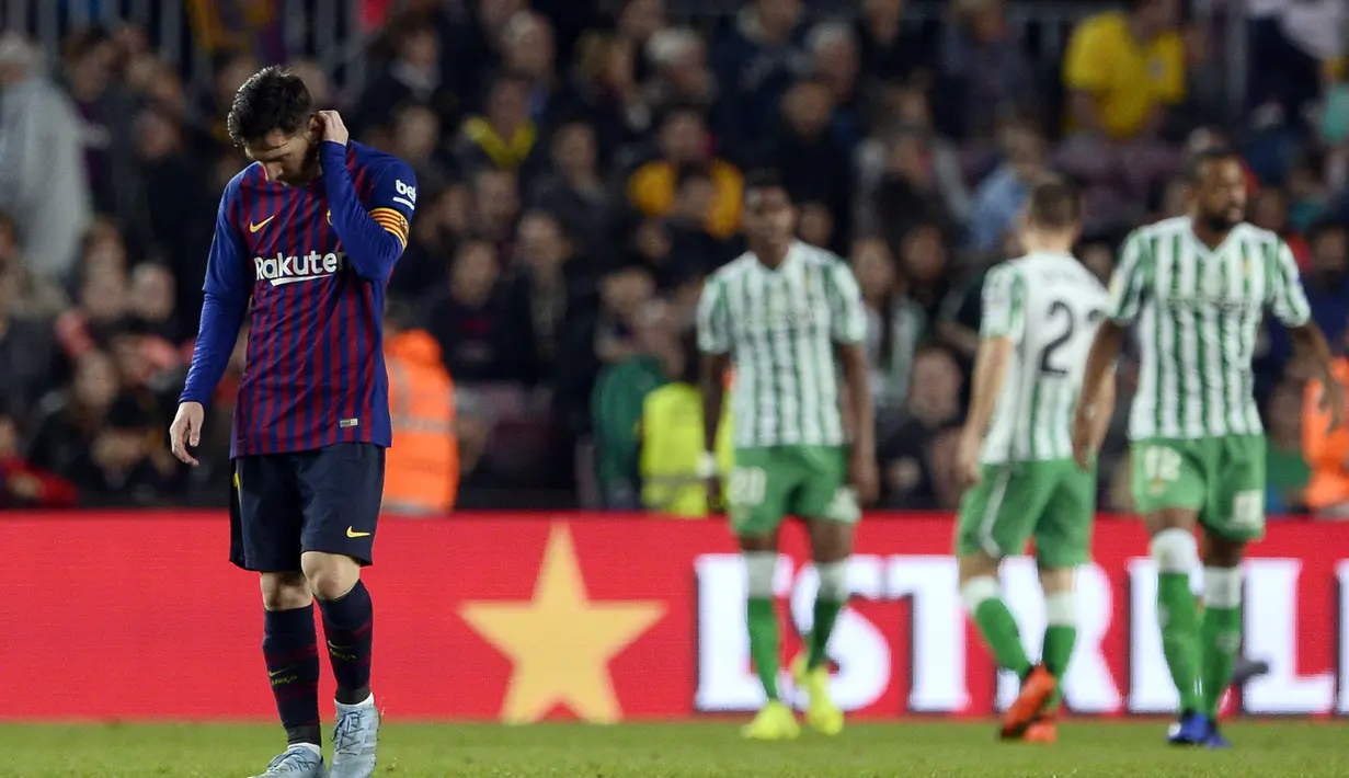 Reaksi Lionel Messi saat Real Betis menciptakan gol ketiga laga lanjutan La Liga 2018/19 yang berlangsung di stadion Camp Nou. Barcelona kalah 3-4. (AFP/Josep Lago)