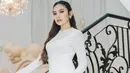 <p>Tampil serba putih, Mahalini Raharja kenakan atasan asimetris lengan panjang dan rok panjang [@mahaliniraharja]</p>