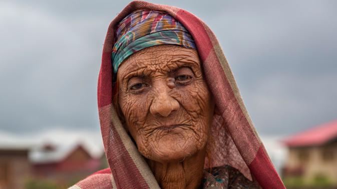 Khatija, perempuan pengembara Kashmir Bakarwal saat duduk di luar kamp sementara di pinggiran Srinagar, India, 31 Agustus 2020. Suku Bakarwals adalah kaum penggembala nomaden di Jammu Kashmir, yang berpindah-pindah untuk mencari padang rumput yang baik untuk ternak mereka. (AP Photo/Dar Yasin)