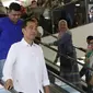 Presiden Joko Widodo bersama putrinya, Kahiyang Ayu dan menantunya Boby Nasution usai menonton film Dilan 1990 di Senayan City, Jakarta, Minggu, (25/2). Jokowi mengenakan kemeja putih dan sepatu merah. (Liputan6.com/Angga Yuniar)