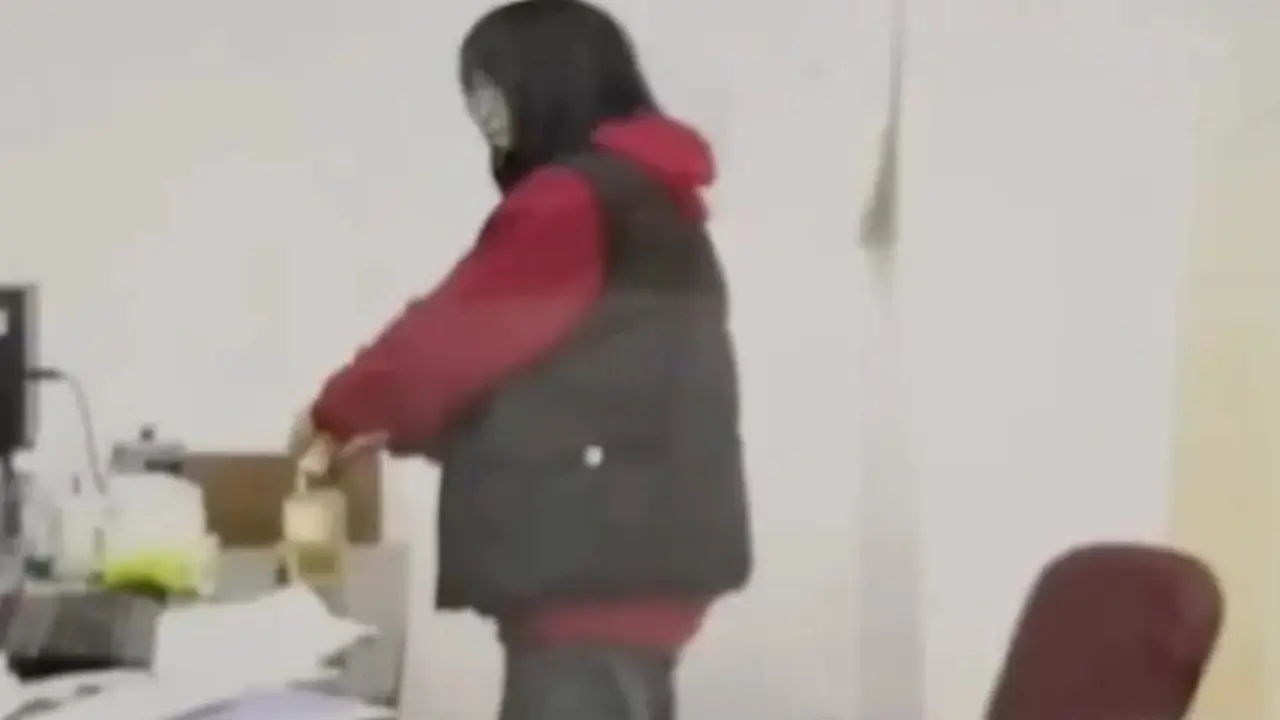 Menolak Lembur karena Partnernya Cuti Melahirkan, Orang Ini Mencoba Meracuni Temannya agar Keguguran