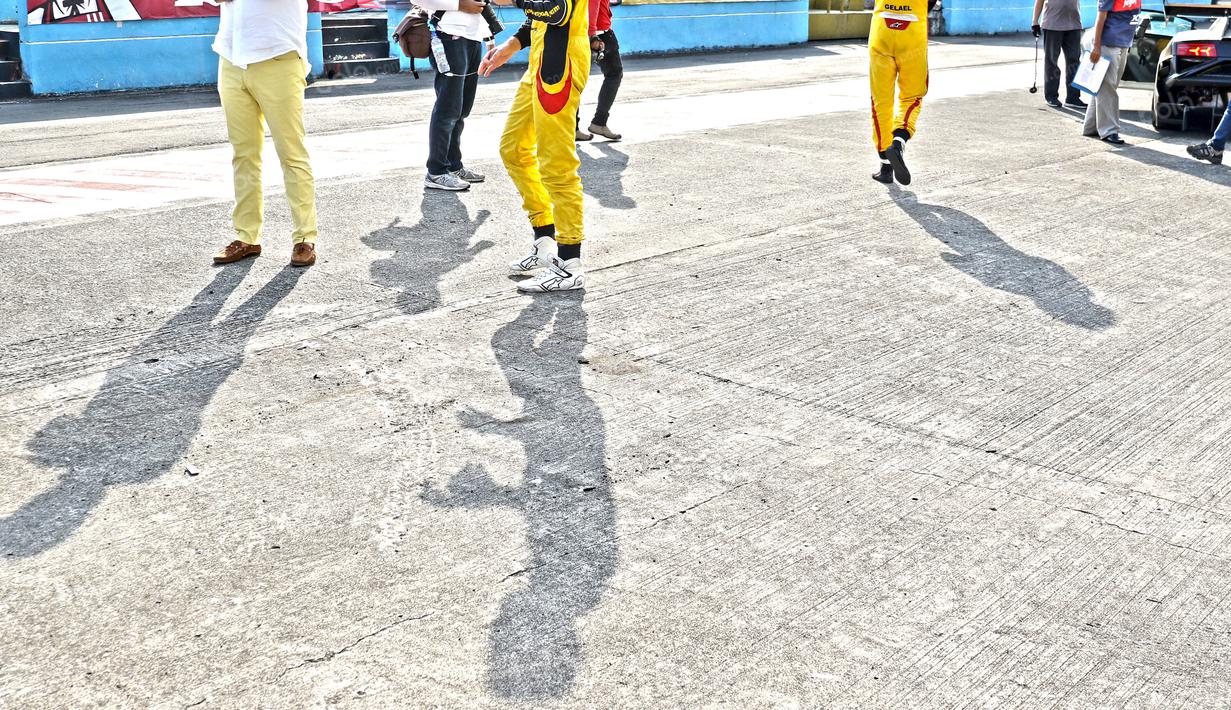 Pebalap Campos Racing Team bersiap memacu Lamborghini pada ajang Taxi Ride di Sirkuit Sentul, Jakarta, Selasa (2/8/2016). (Bola.com/Nicklas Hanoatubun)