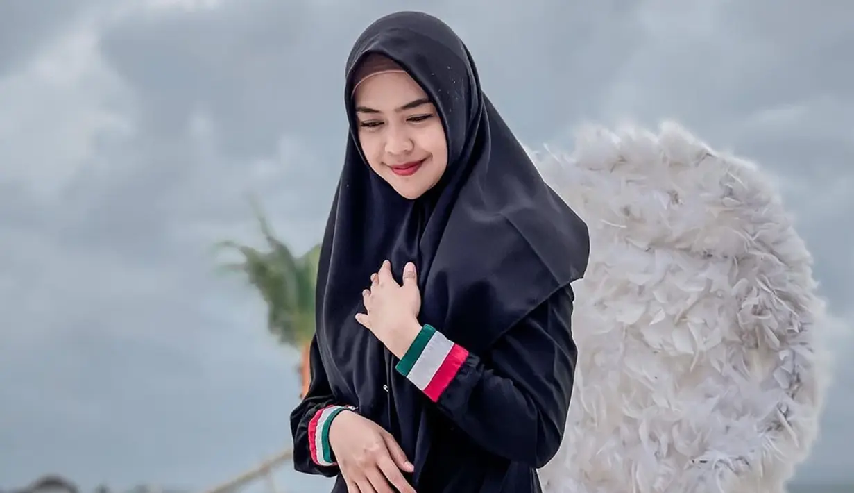 Pemilik nama lengkap Ria Yunita ini kerap tampil dengan outfit simpel. Baju hitam pun menjadi andalan Ria Ricis. Seperti ketika berlibur, ia tampak mengenakan baju dan hijab senada warna hitam.(Liputan6.com/IG/@riaricis1795)