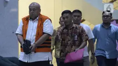 Kontraktor, Muhammad Yamin Kahar memakai rompi tahanan usai menjalani pemeriksaan penyidik di Gedung KPK, Jakarta, Rabu (22/01/2020). Yamin Kahar resmi ditahan untuk mempermudah pemeriksaan terkait suap proyek Jembatan dan pembangunan Masjid Solok senilai Rp 69,8 miliar. (merdeka.com/Dwi Narwoko)