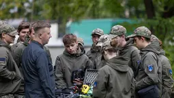 Para remaja akan dilatih tentang cara membuat dan menerbangkan drone, dengan fokus pada strategi militer. (Wojtek RADWANSKI/AFP)