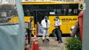 Petugas mengenakan APD saat akan mengantarkan pasien COVID-19 menuju RSDC Wisma Atlet di Puskesmas Kecamatan Tebet, Jakarta, Kamis (3/2/2022). Satgas Penanganan COVID-19 mencatat kenaikan kasus positif COVID-19 dalam satu pekan terakhir. (Liputan6.com/Herman Zakharia)