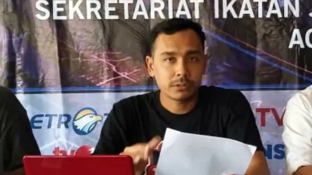 Koordinator GeRAK Aceh Barat, Edy Syah Putra dalam sebuah kegiatan konferensi pers di sekretariat bersama wartawan Meulaboh (Liputan6.com/Ist)