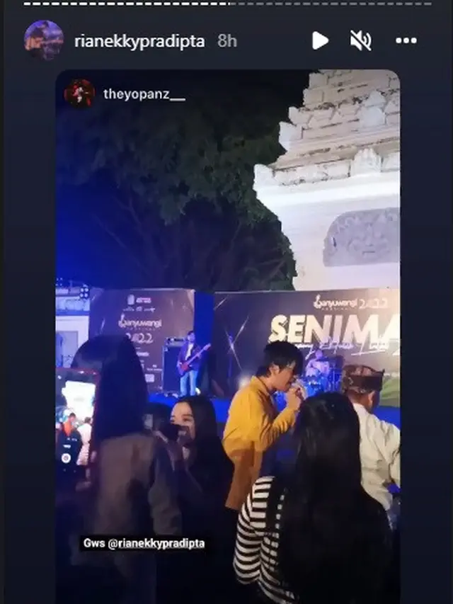 Rian bersama D'Masiv tetap manggung di Banyuwangi beberapa jam setelah kecelakaan (Foto: Instagram/@rianekkypradipta)