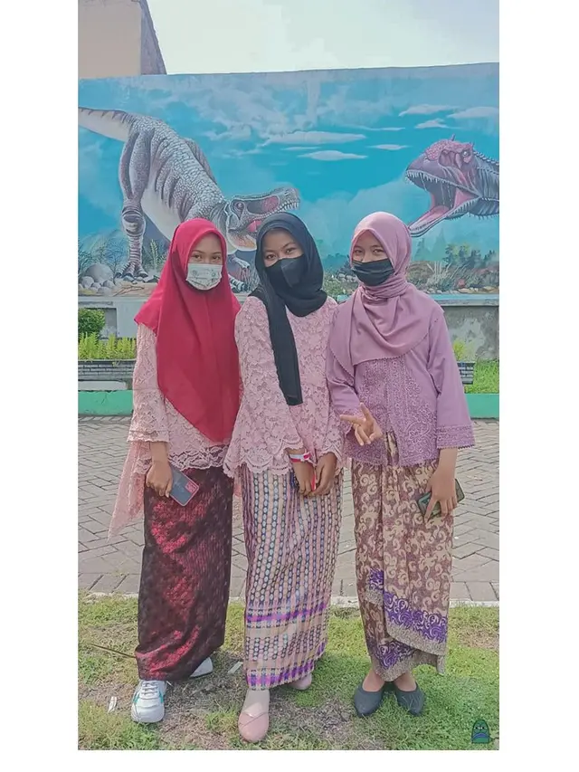 Wanita Ini Minta Foto Teman di Sebelahnya Dihilangkan, 7 Hasilnya Bikin Tepuk Jidat