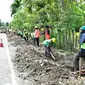 Pekerjaan revitalisasi saluran drainase jalan nasional sepanjang 5.000 Km yang termasuk dalam cakupan program Padat Karya Tunai (PKT). (Dok Kementerian PUPR)