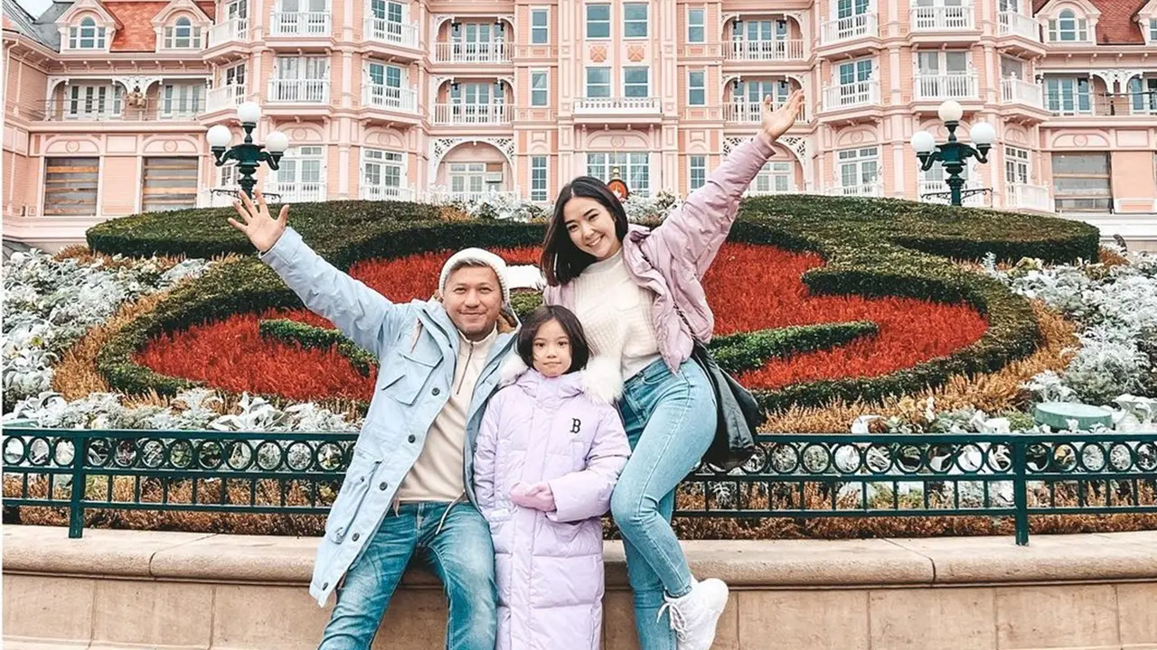 Jadi Kenangan, Ini Momen Gading, Gisel dan Gempi Recreate Foto Bersama di Paris