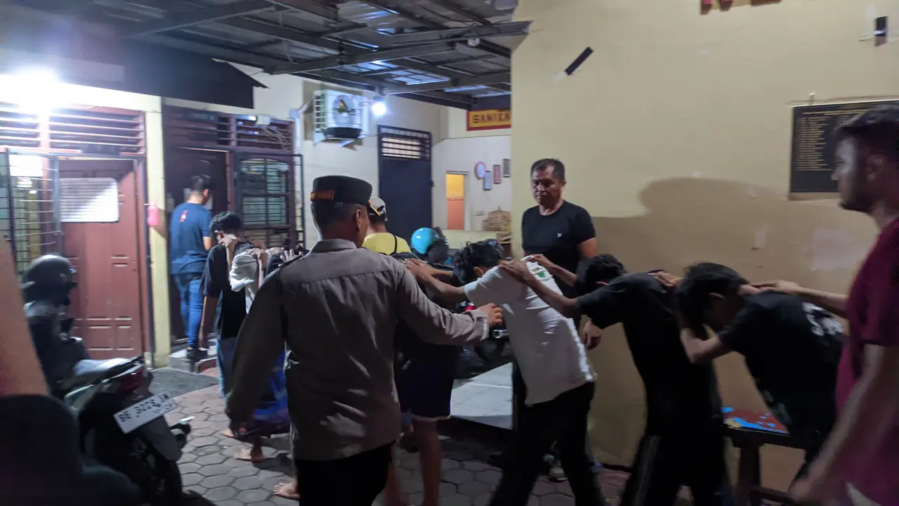 14 orang diamankan polisi ke Mapolsek Teluk Betung Selatan untuk dimintai keterangannya terkait aksi tawuran yang menewaskan seorang pelajar. Foto (Liputan6.com/Ardi)