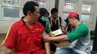 Petugas medis memeriksa kesehatan pengemudi bus di Terminal Arjosari Malang untuk persiapan arus mudik lebaran 2019 (Liputan6.com/Zainul Arifin)