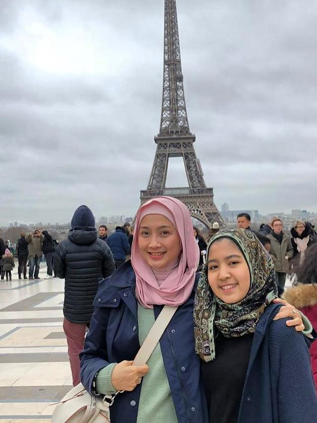 Disebut Makin Mirip, Ini 6 Momen Manis Dessy Ratnasari dan Putrinya