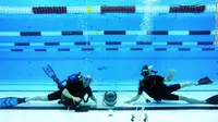 Fotografer Getty Images sedang mempersiapkan kamera bawah airnya. (Doc: Getty Images)