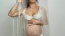 Jennifer Bachdim lakukan maternity shoot sebelum kelahiran anak bungsunya. Dengan kostum unik penuh rumbai, Jennifer memamerkan baby bumpnya dnegan sempurna. [Foto: Instagram/jenniferbachdim]