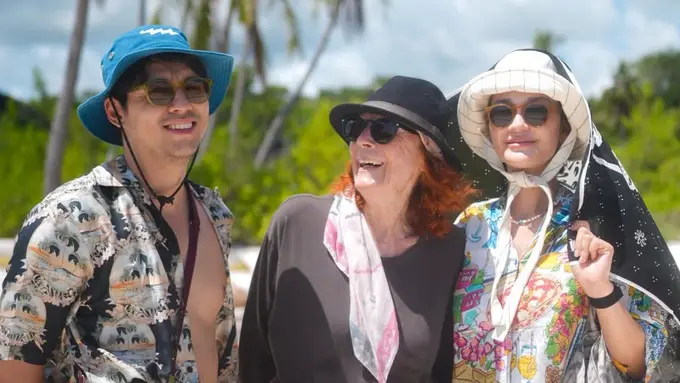 Luna Maya Liburan ke Pulau Rote Bersama Suami dan Ibunya