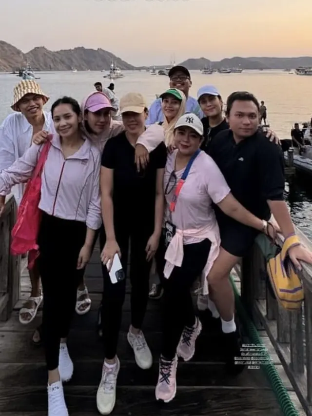 Nagita Slavina Liburan di Labuan Bajo.