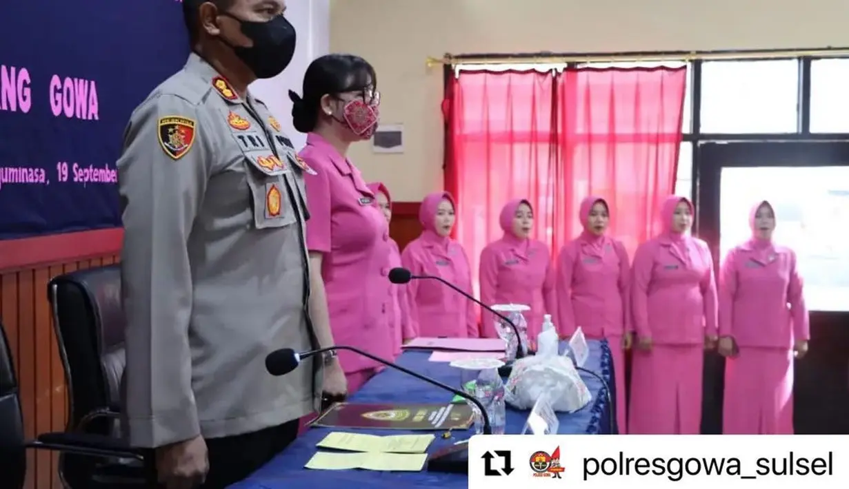 Bersama Tri Goffarudin Pulungan, Uut Permatasari mengikuti arahan untuk berdiri dari duduknya, dan ikut bernyanyi yang diiringi oleh dirigen. (Foto: Instagram/@uutpermatasari)