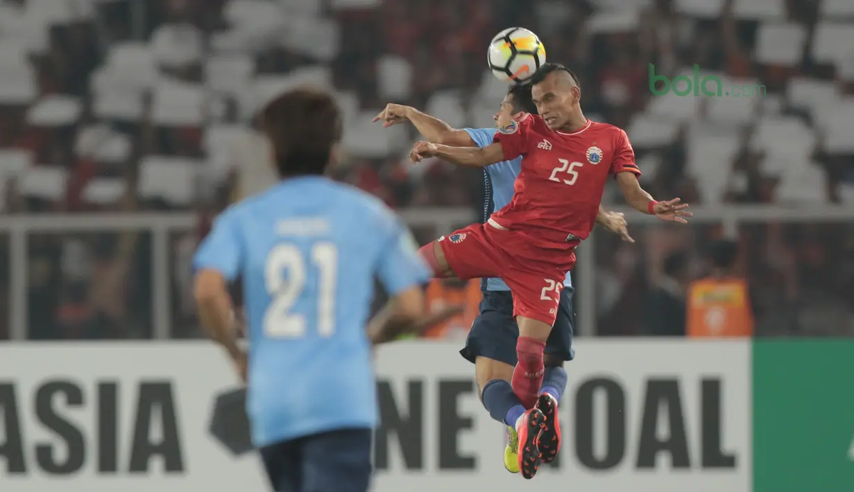 Pemain Persija Jakarta, Riko Simanjuntak berduel dengan pemain JDT pada laga Piala AFC 2018 di Stadion Utama Gelora Bung Karno, Jakarta, Selasa (10/4/2018). Persija Jakarta menang 4-0.  (Bola.com/Nick Hanoatubun)