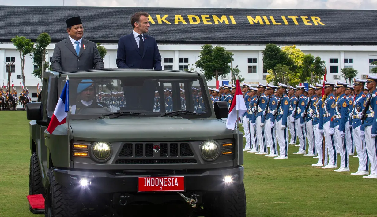 Tiba di Akademi Militer, kedua pemimpin negara mengikuti upacara penyambutan dan pemeriksaan pasukan jajar kehormatan. (DEVI RAHMAN/AFP)