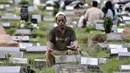 Warga memanjatkan doa saat berziarah ke makam kerabat di Taman Pemakaman Umum (TPU) Kemiri, Rawamangun, Jakarta, Minggu (23/4/2023). (merdeka.com/Iqbal S. Nugroho)