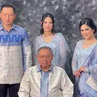 Almira Tunggadewi , anak AHY dan Annisa Pohan kini beranjak dewasa. Penampilannya semakin curi atensi dalam ragam potret formal yang dibagikan bersama keluarga. [Foto: @winstongomez/Instagram]