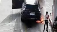 Pria bakar mobil mewah