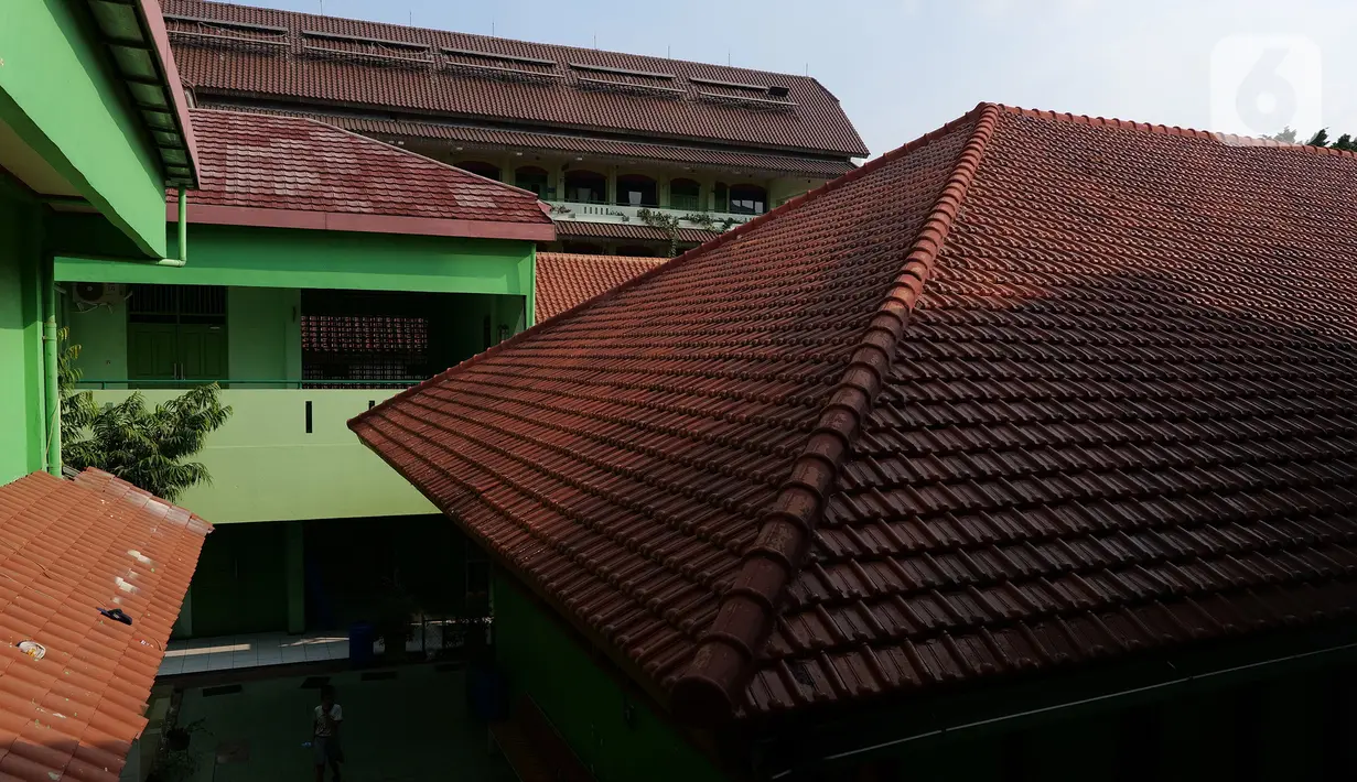 Panel surya  di SMPN 1 Jakarta, Kamis (3/10/2019). Gubernur DKI Anies Baswedan mengeluarkan Instruksi Gubernur Nomor 66 Tahun 2019 tentang Pengendalian Kualitas Udara, Salah satu poin dalam Ingub adalah memasang panel surya di gedung pemerintah, termasuk sekolah. (Liputan6.com/Herman Zakharia)