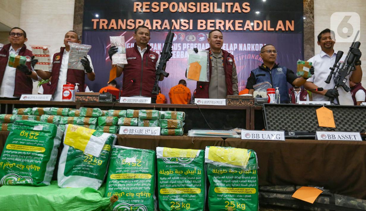 Karopenmas Divhumas Polri Brigjen Pol Trunoyudo Wisnu Andiko bersama Direktur Tindak Pidana Narkoba Bareskrim Polri, Brigjen Mukti Juharsa saat pengungkapan kasus peredaran narkoba jaringan internasional di Jakarta, Senin (22/7/2024). (merdeka.com/Arie Basuki)