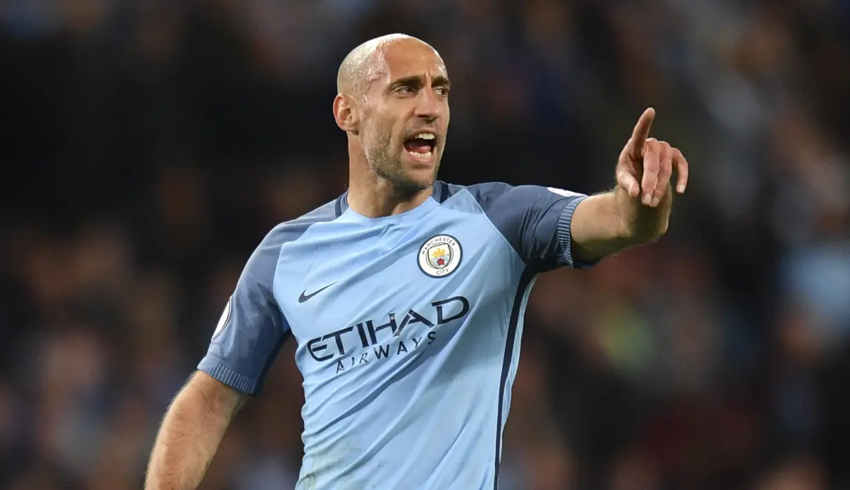 5. Pablo Zabaleta - Bek tangguh asal Argentina yang saat ini berseragam West Ham United ini tercatat sudah 12 musim berkarier di Premier League. Zabaleta dua kali meraih trofi Premier League saat membela Manchester City. (AFP/Anthony Devlin)
