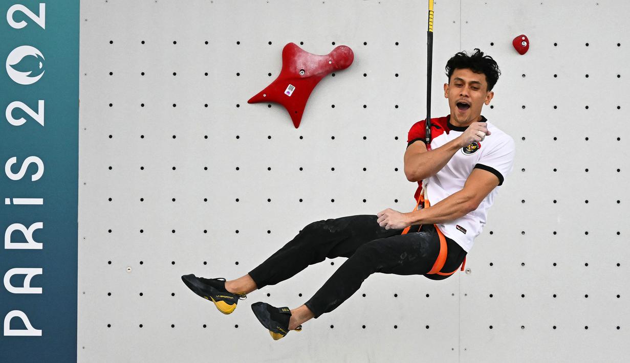 <p>Atlet panjat tebing Indonesia, Veddriq Leonardo merayakan kemenangan pada babak final cabang olahraga pajat tebing nomor speed Olimpiade Paris 2024 di Le Bourget Sport Climbing Venue, Paris, Prancis, Kamis (08/08/2024). (AFP/Fabrice Coffriri)</p>