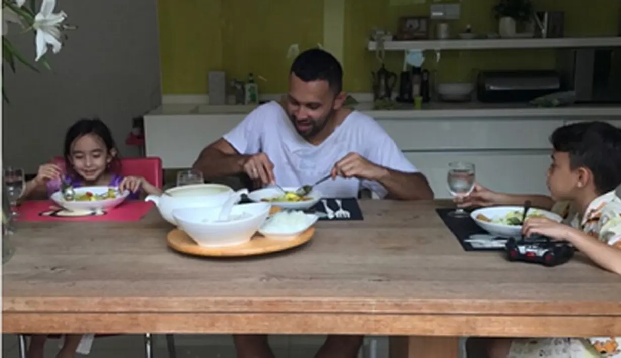 Banyak orang tua memberikan iming-iming buat anaknya yang menjalankan ibadah puasa. Tapi, hal  itu tidak berlaku bagi Teuku Zacky. Ia lebih baik memberikan contoh dari pada menjanjikan hadiah.(Instagram/teukuzacky)