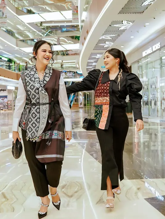Tanpa didampingi suami masing-masing, Kahiyang dan Erina tampil percaya diri bak wanita karier. [instagram/ayangkahiyang]